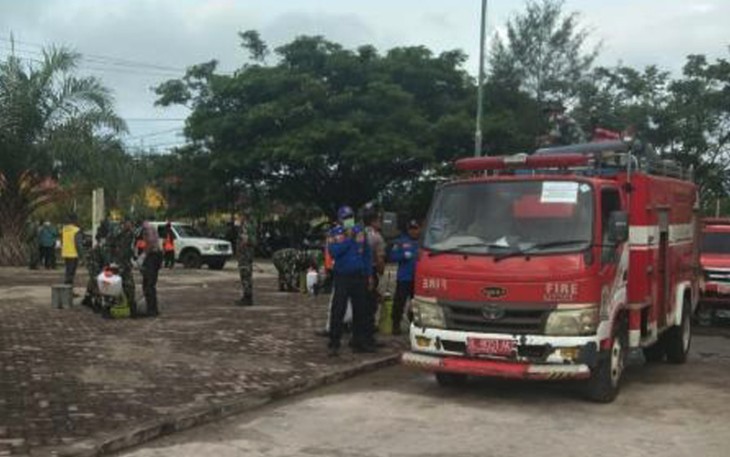 Tim Gugus Tugas percepatan penanganan virus covid-19 Kabupaten Aceh Singkil saat melakukan penyemprotan cairan disinfektan.