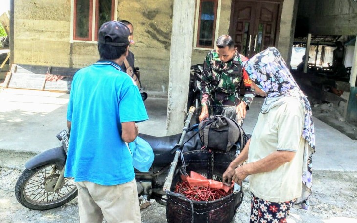 Babinsa Koramil 03/Teupah Selatan Kodim 0115/Simeulue Serda Supriyadi sedang melaksanakan komsos di Desa Binaannya.