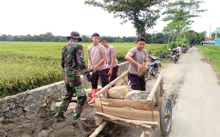 TNI dan Polri Pekalongan Kompak Bangun Jalan