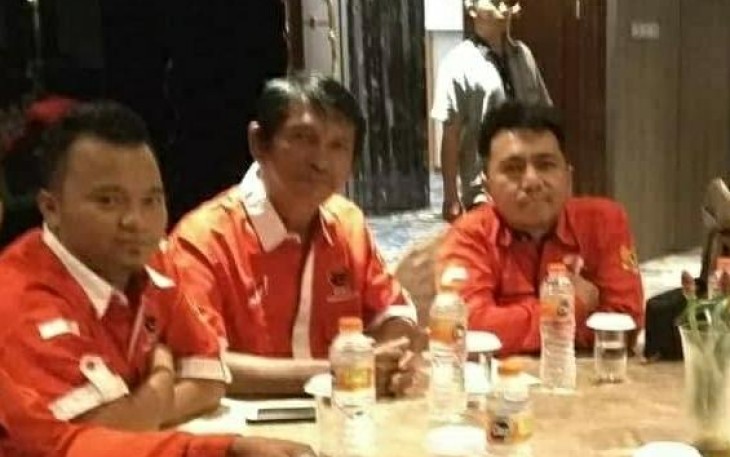 Ketua BMI Aceh Singkil Wahyu Hidayat (kiri) bersama Ketua PDI-P Taufik (kanan) dan pengurus partai lainnya.