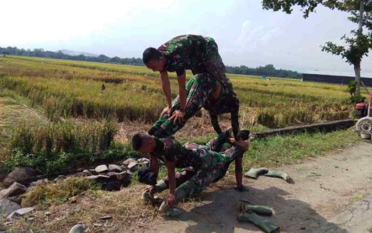 Anggota TNI di Lokasi TMMD Reguler Pekalongan Berjemur