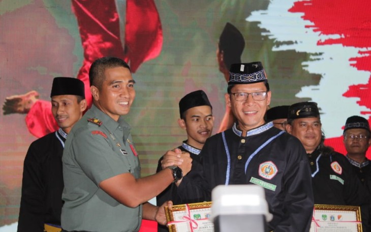 Dandim 0503/JB Bersama Tiga Pilar Jakarta Barat Serahkan Hadiah Pecak Silat Tradisional Betawi