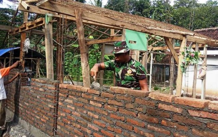 Rehab RTLH TMMD Reguler Pekalongan Milik Sudarso, Pemasangan Dinding Bata