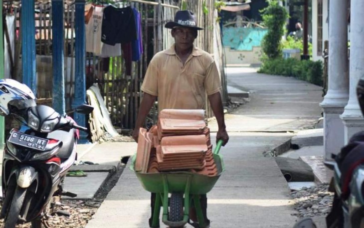 Luar Biasa Semangat Sesepuh Desa Pantirejo Pekalongan Membantu Satgas TMMD 