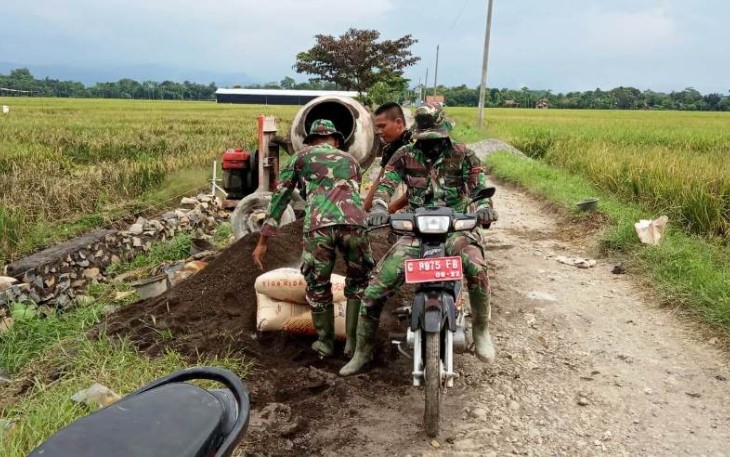 Dropping Material Talud TMMD Reguler Pekalongan Juga Gunakan Motor Dinas Kades