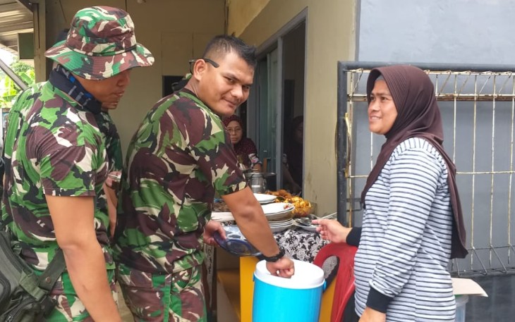 Ibu Aisyah Bantu menyajikan Makan Siang Satgas TMMD