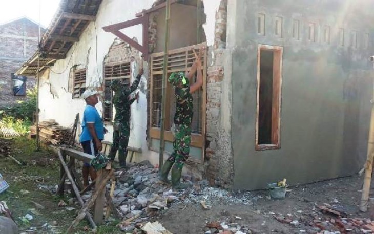 Rehab Rumah Wiwik Dipacu Anggota Satgas TMMD Reguler Pekalongan