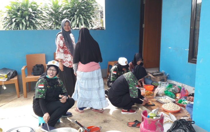 Srikandi HIPAKAD Bantu Masak Makan Siang Satgas TMMD