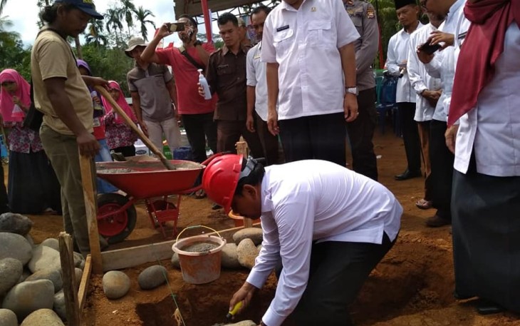 Bupati Bengkulu Utara Mian Meletakan Batu Pertama Pmbangunan SMP IT Al Fatih 