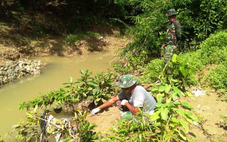 TNI Satgas Pekalongan Mancing di Sungai