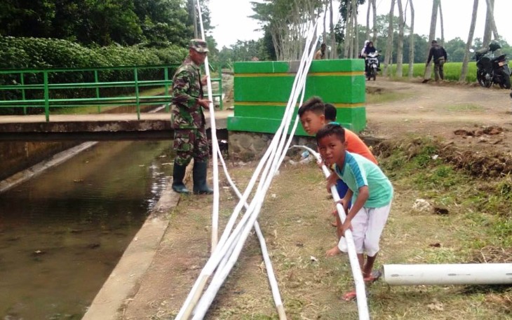 Sukacita Anak-Anak Pantirejo Bisa Bantu Tentara