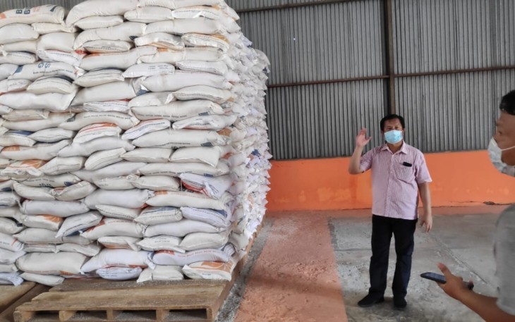 Sekretaris Daerah Bengkulu Selatan Yudhi Satria Melakuan Pengecekan Ketersediaan Beras di Gudang Bulog Manna 
