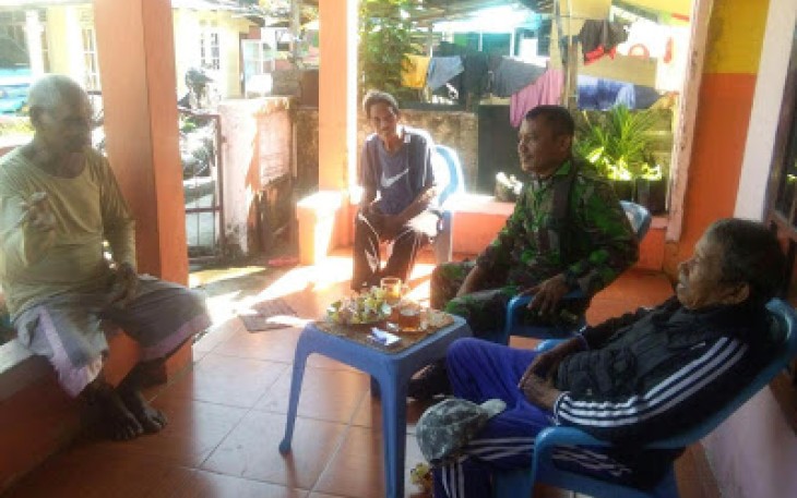 Babinsa Sambangi Warga Berikan Imbauan