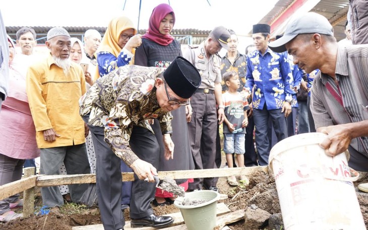 Bupati Kepahiang Hidayattullah Sjahid Lakukan Peletakan Batu Pertama Pembangunan Masjid  Fisabilillah