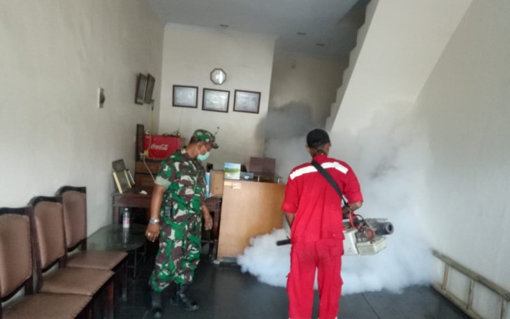 Wadanramil dan Babinsa Koramil 03/Senen Bantu Fogging di Wilayah Binaan