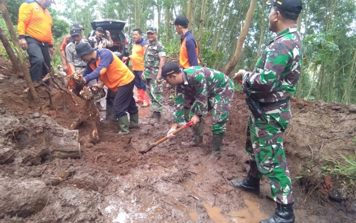 TNI-Polri Serta BPBD Bantu Masyarakat Evakuasi Material Longsor Tutupi Jalan di Dua Lokasi