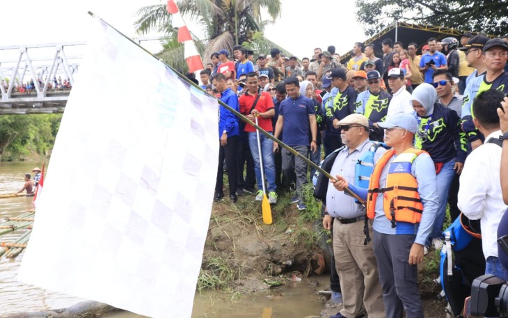 Bupati Bengkulu Selatan Gusnan Mulyadi Buka Lomba Rally Rakit 