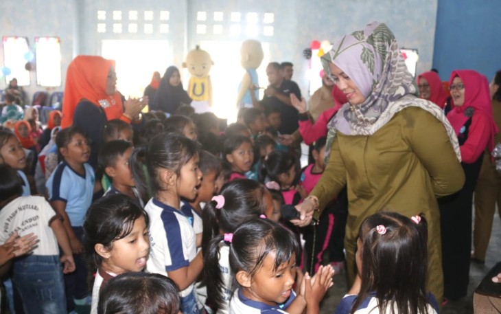 Deby Bersama Anak-anak Pulai Mantang