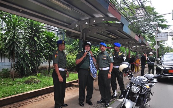 Pomdam Jaya Bagi-Bagi Helm Dalam Razia