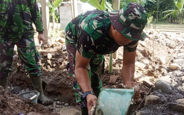 Anggota Zipur yang Jadi Tukang Andalan di Lokasi TMMD