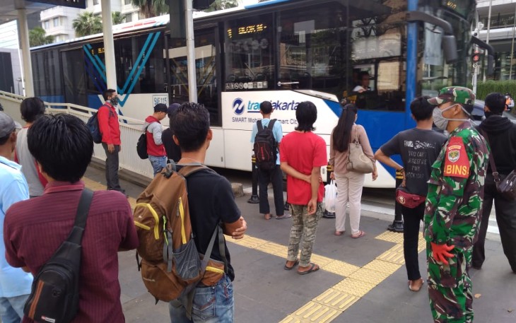 Babinsa Ajak terapkan Social Distancing di Moda Transportasi Umum
