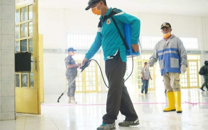 Penyemprotan Disinfektan di RSUD Hasanuddin Damrah