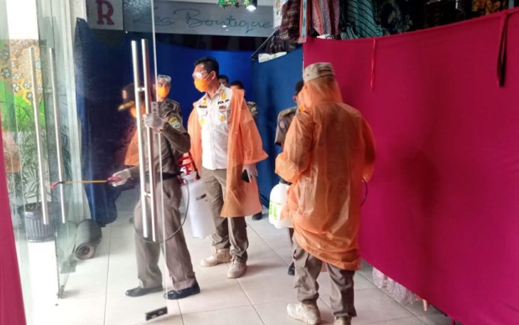 Penyemprotan Disinfektan di Mall 