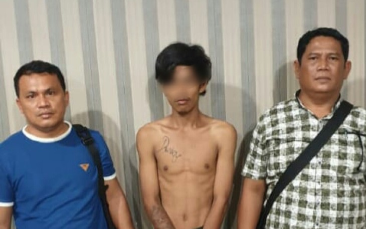 Pelaku (tengah) saat diamankan