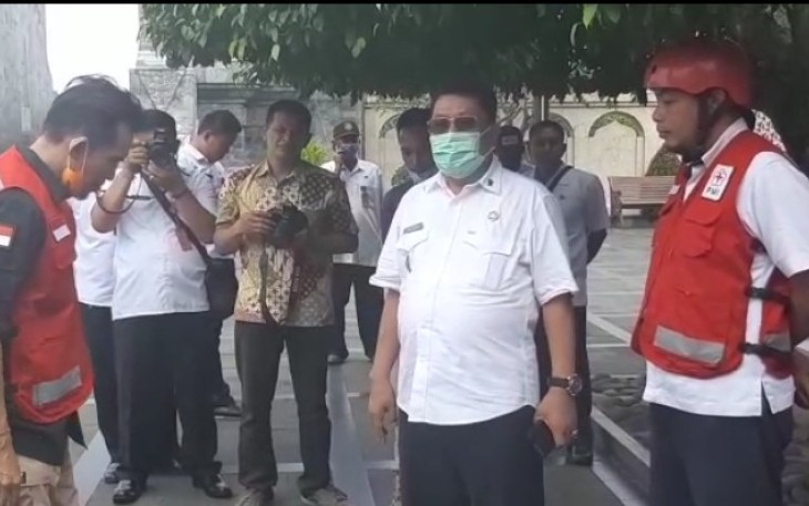 Plt Walikota Santoso (pakai masker) saat memimpin penyemprotan Disinfektan di MBK