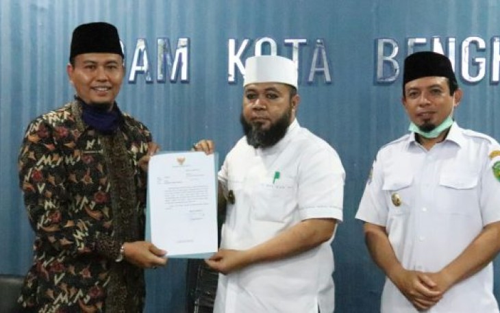 Wali Kota Bengkulu Helmi Hasan Foto Bersama Dengan Direktur PDAM Kota Bengkulu Sjobirin Hasan 