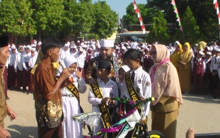 Wali Kota Bengkulu Helmi Hasan Saat Hadir Dalam Pemberian Sepeda Program Gerakan Peduli Siswa 