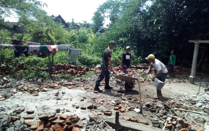 Semangat Warga dan Babinsa Bantu Rehab Rumah