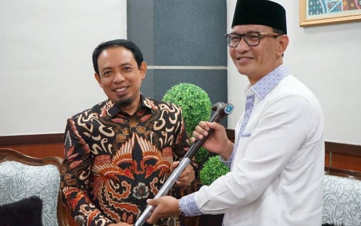 Wakil Wali Kota Bengkulu Dedy Wahyudi Memberikan Tongkat Kepada Wakil Wali Kota Mataram Mohan Roliskana