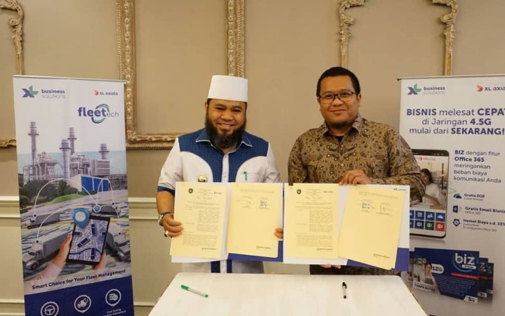 Wali Kota Bengkulu Helmi Hasan dan  Chief Enterprise PT XL Axiata Feby Sallyanto