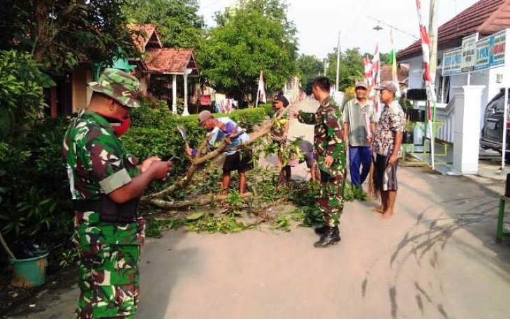 Anggota TNI Dari Koramil 05 Kesesi dan Warga Sedang Melakukan Bersih Bersih Lingkungan