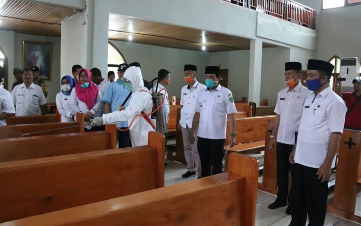 Pemkot Bengkulu Lakukan Penyemperotan Disinfektan di Salah Satu Gereja 