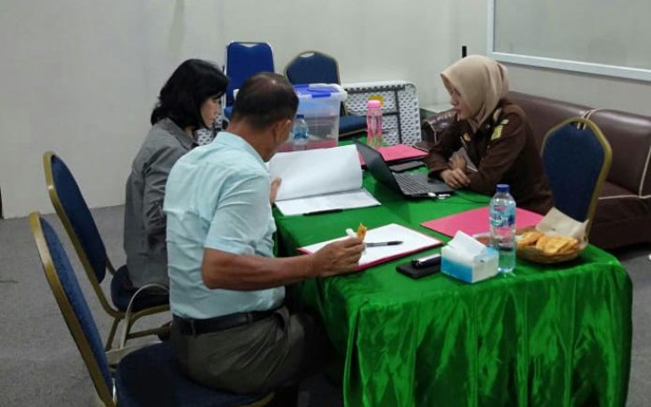 Kepala DKP Bitung Lusje J Macawalang saat diperiksa jaksa terkait penetapannya sebagai tersangka kasus korupsi proyek pembantuan kementerian kelautan dan perikanan