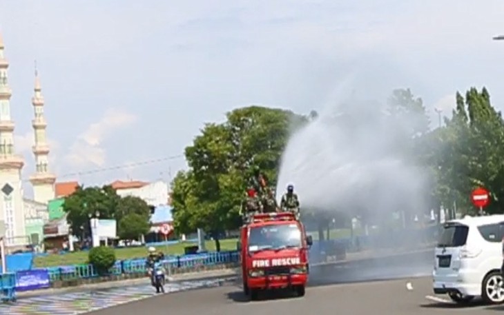 Pemkot Semprot Tempat-tempat Umum 