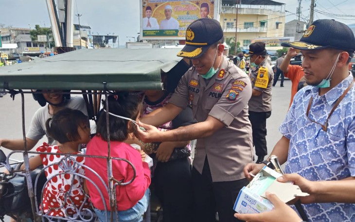 KPU dan Polres Labuhanbatu Bagikan Masker Gratis kepada Masyarakat