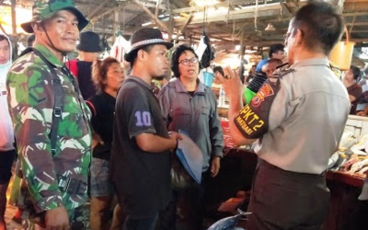 Babinsa bersama Bhabinkamtibmas turun Kepasar Girian
