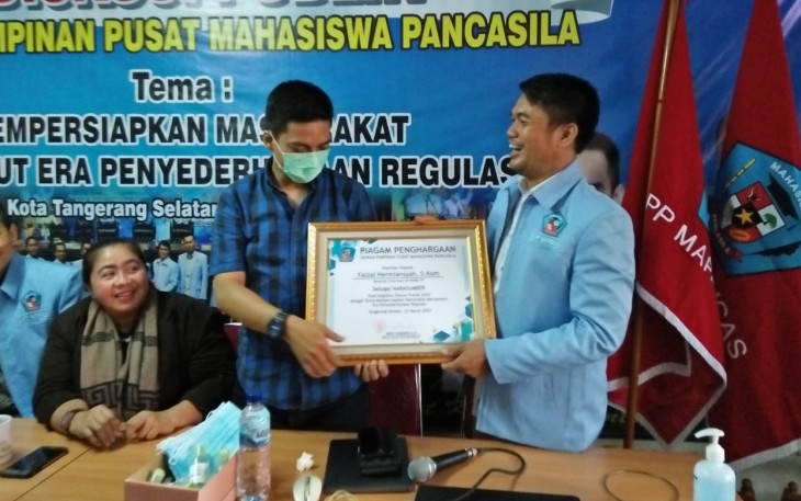 Penyerahan cinderamata ke salah satu narasumber