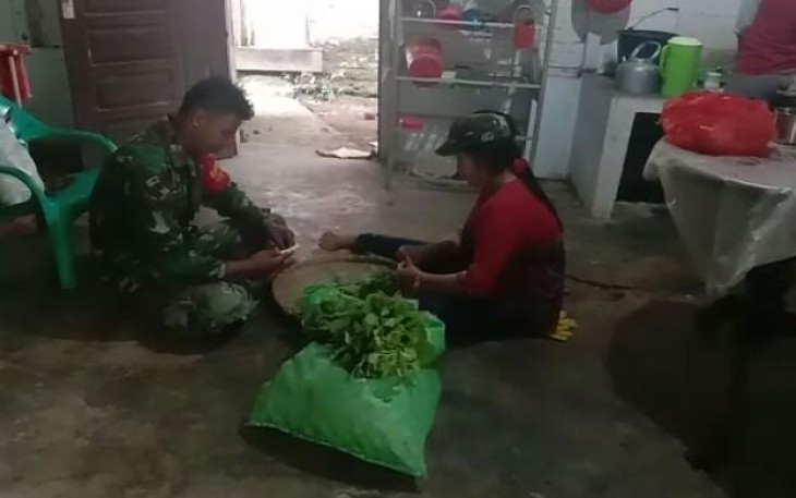 Personel Satgas TMMD Simalungun Bantu Ibu-Ibu Masak di Dapur
