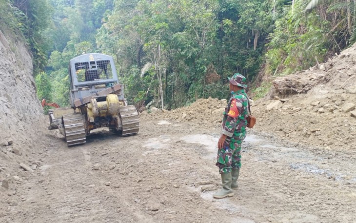 Anggota Satgas TMMD Awasi Pekerjaan Alat Berat Buka Jalan Baru