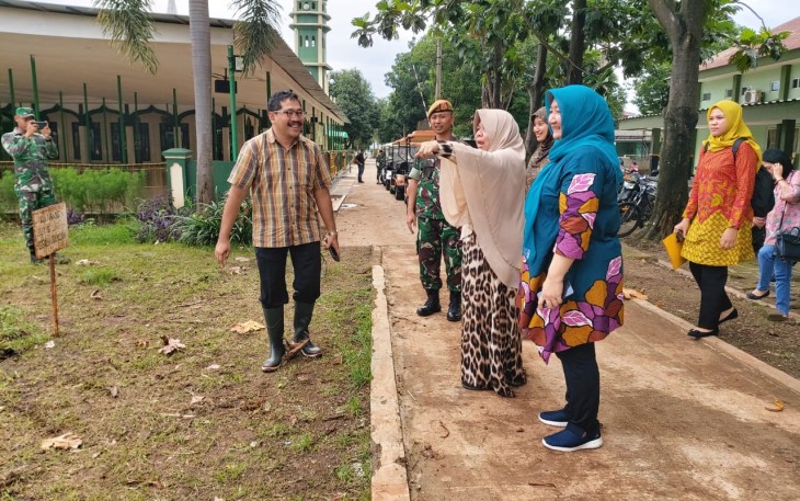 Babinsa Bersama Istri Pangdam Jaya Tinjau Sejumlah Lokasi Kunjungan Istri Panglima TNI di Bekasi