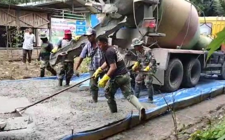 Satgas Pra TMMD Simalungun Kompak Cor Jalan