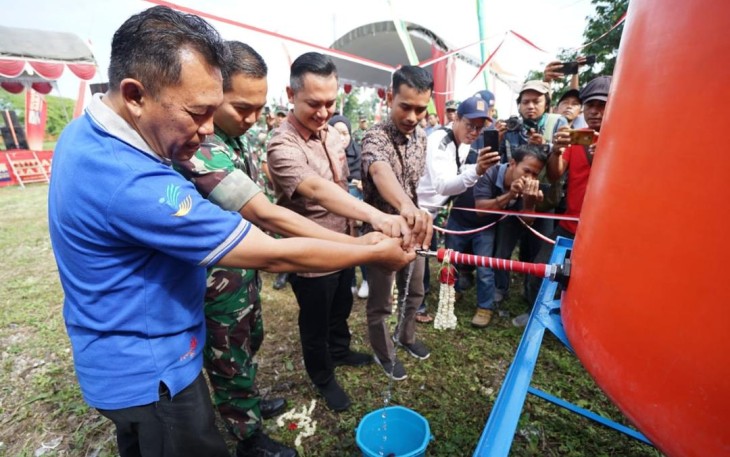 Dandim PT gudang garam Tbk dan Muspika saat coba tandon air