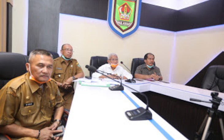 Bupati Asahan H Surya saat melakukan video conference (VC) langsung kepada Gubernur Sumatera Utara (Gubsu) Edy Rahmayadi di ruang Command Center kantor Bupati Asahan