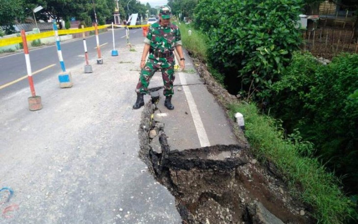 Amblas Jalan Nasional Tegal-Purwokerto Ruas Pagojengan