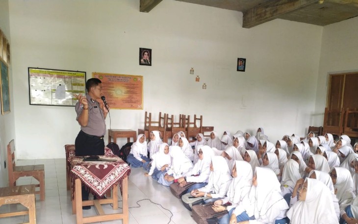 Polsek Limpung Lakukan Binluh di SMK Farmasi Al Syairiyah