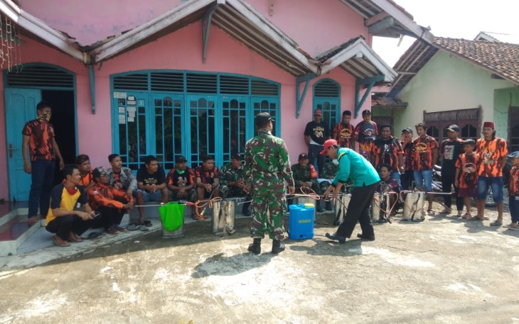 Babinsa dan Pemuda Pancasila Banjarharjo Menuju Sasaran Penyemprotan Disinfektan  